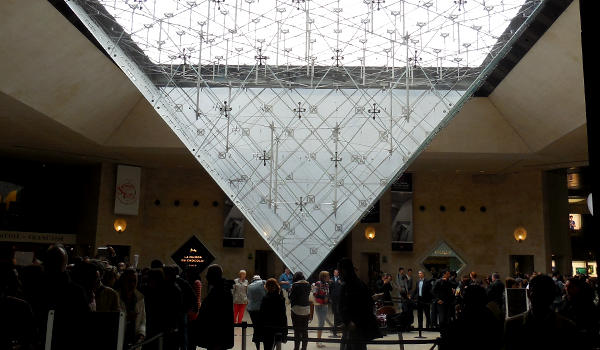 Die umgedrehte Pyramide im Louvre