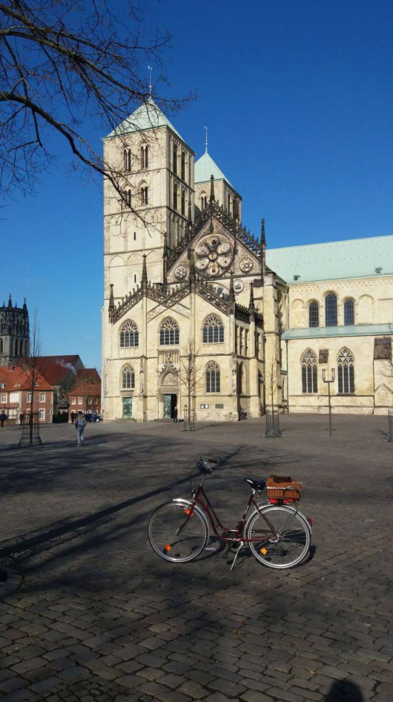 Der Dom zu Münster - und davor meine Leeze (Fahrrad). (Foto: Jasmin Larisch)