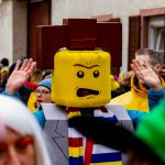 Karnevalist*in im Lego-Kostüm