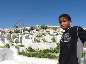 Marokko: Kind auf Friedhof