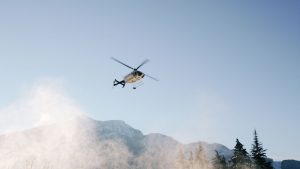 Helikopter über Bergen