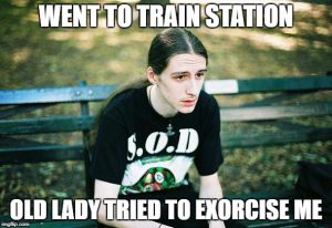 Das "First World Metal Problems" Meme mit der Beschriftung: Went to train station / Old lady tried to Exorcise me