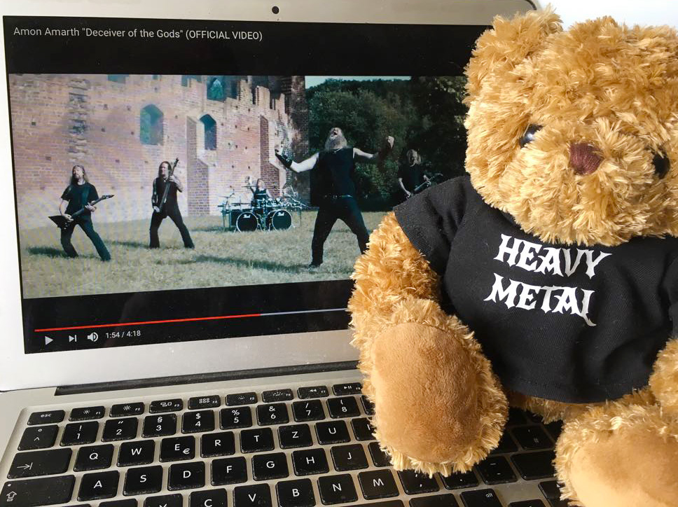 Metal-Teddy vor einem Laptop auf dem ein Metal Musikvideo läuft