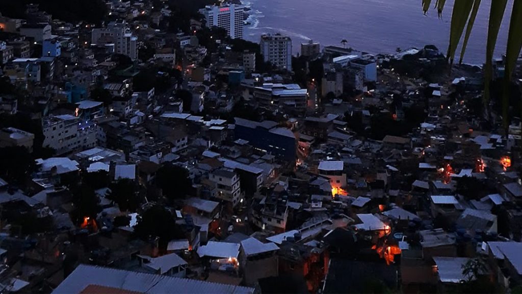 Blick von der Favela "Vidigal" auf den Strand von Ipanema