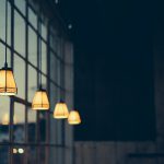 Dunkler Raum mit einigen Lampen