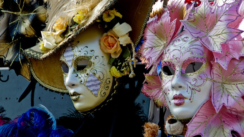 Masken und Kostüme für Karneval