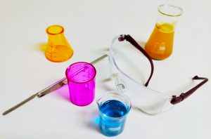 Chemie: Bunte Flüssigkeiten, Schutzbrille