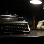 Escape Berlin: Knast 13 - Schreibmaschine und Telefon im düsteren Raum