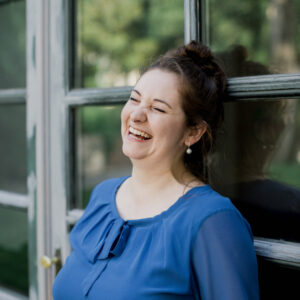 Portrait von Rebecca Blanz vor einem Fenster