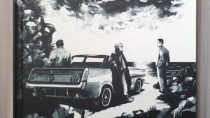 Drei Männer in schwarz weiß gezeichnet stehen um ein Auto herum