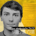 Portrait von Hannes Buchmann vor gelbem Hintergrund, man erkennt schemenhaft ein Tongefaess