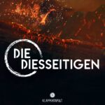 Eine Landschaft aus Glut oder das Innere eines Ofens, verkohlte und glühende Holzzscheite sind aufgetürmt.