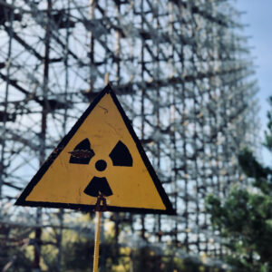 Ein gelbes Warndreieck mit einem Atomkraft-Symbol darauf.