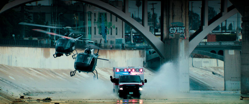 Zwei Helikopter verfolgen Krankenwagen durch Abwasserkanal