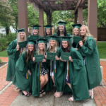 Anna S. und ihre Freundinnen in grünen Roben beim High School Abschluss