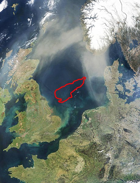 Sattelitenbild der Nordsee, auf dem die Doggerbank mit Rot zwischen Dänemark und Nordengland eingezeichtnet ist.