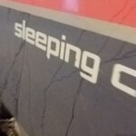 Seitenwand eines Nachtzuges mit der Aufschrift "sleeping car"