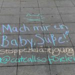 Das Bild zeigt eine Straße auf der mit Kreide "'Mach mir ein Baby, Süße!' #stopptBelästigung @CatcallsOfBielefeld" geschrieben steht