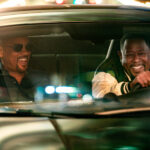 Zwei Männer lachen im Auto