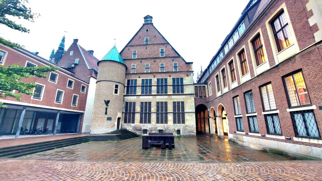 Rathaus in Münster hintere Ansicht mit Sitzplätzen