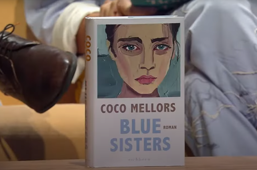 Buch "Blue Sisters" von Coco Mellors auf einem Tisch