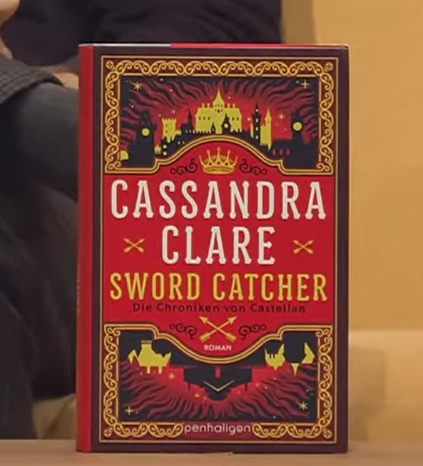 Buch "Sword Catcher" von Cassandra Clare auf einem Tisch. 