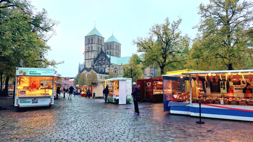 Wochenmarkt vor dem St. Paulus Dom in Münster