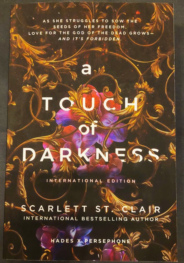 Das Buch "a Touch of Darkness" von Scarlett St. Clair.