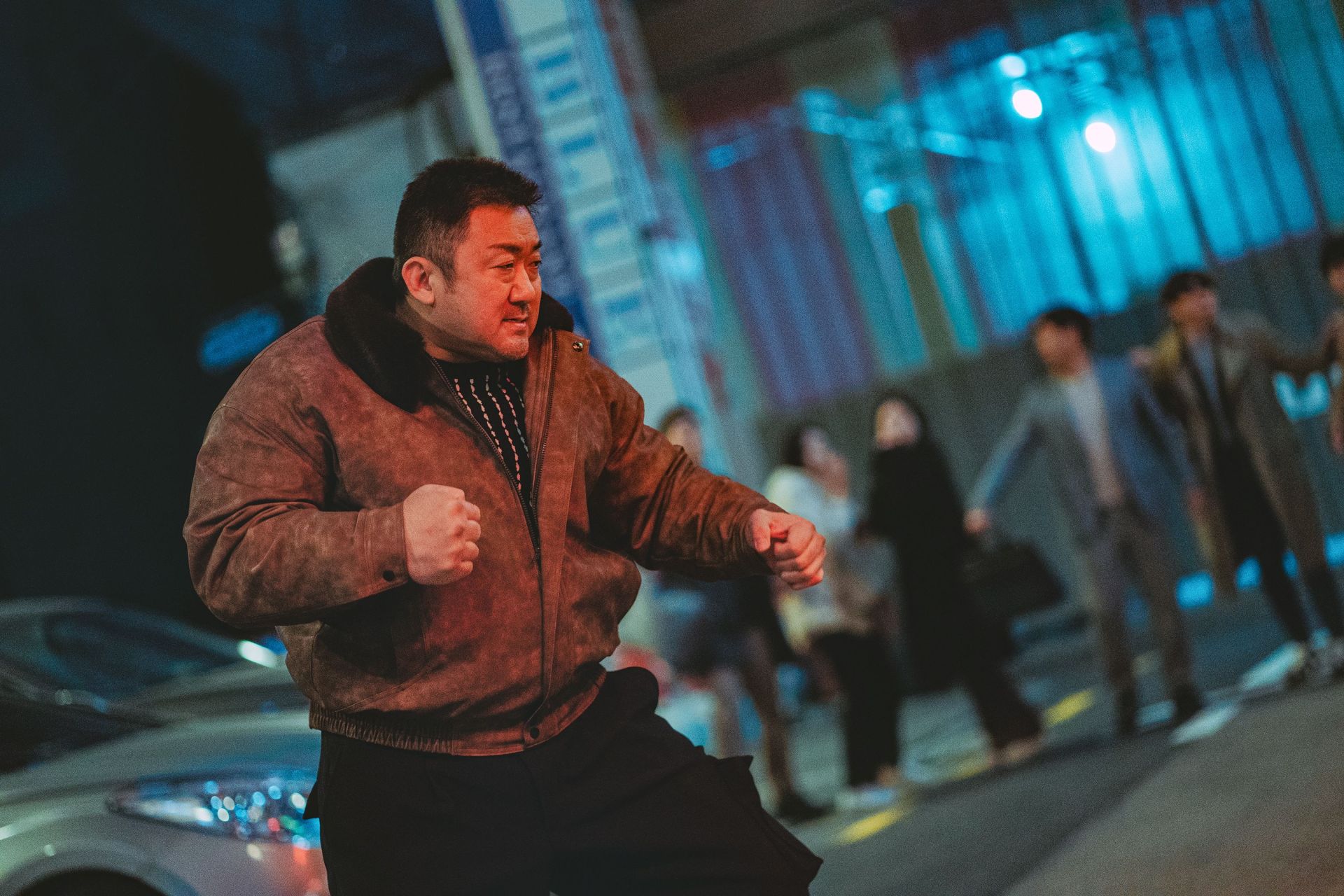 Mann macht sich kampfbereit in Boxerpose