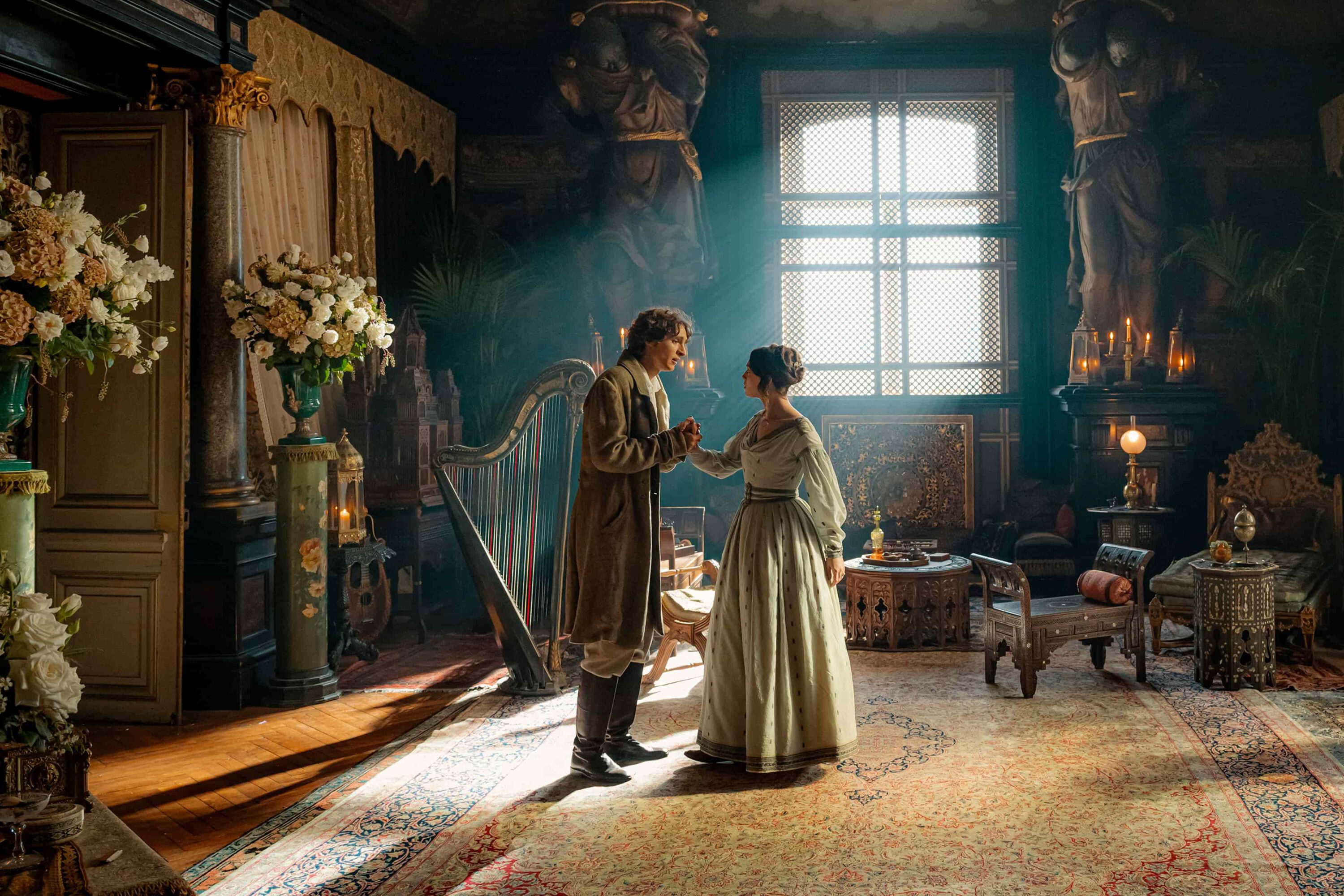 Mann und Frau in herrschaftlichem, prunkvollen Musikzimmer