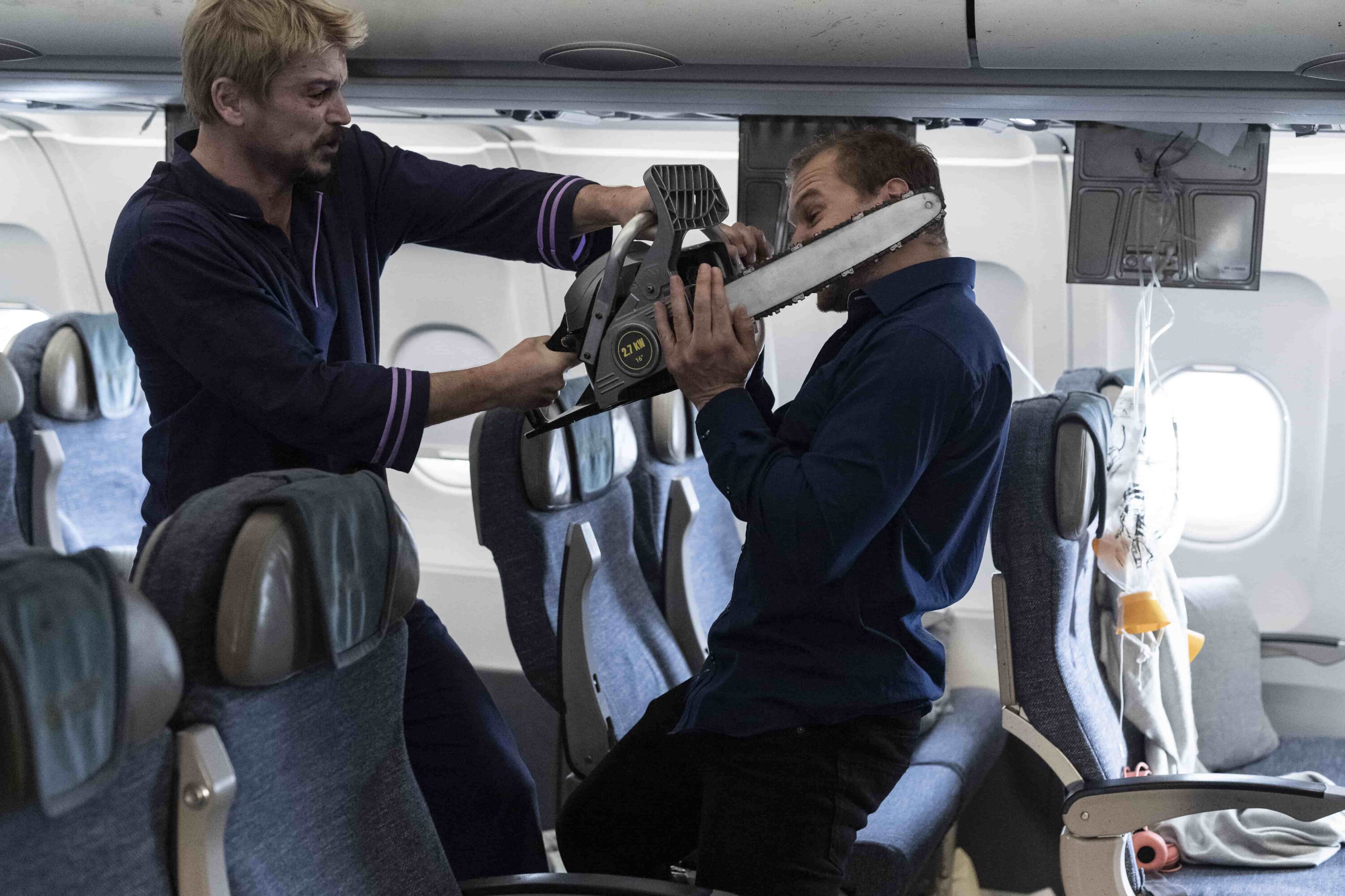 Mann attackiert anderen Mann mit Kettensäge in Flugzeug