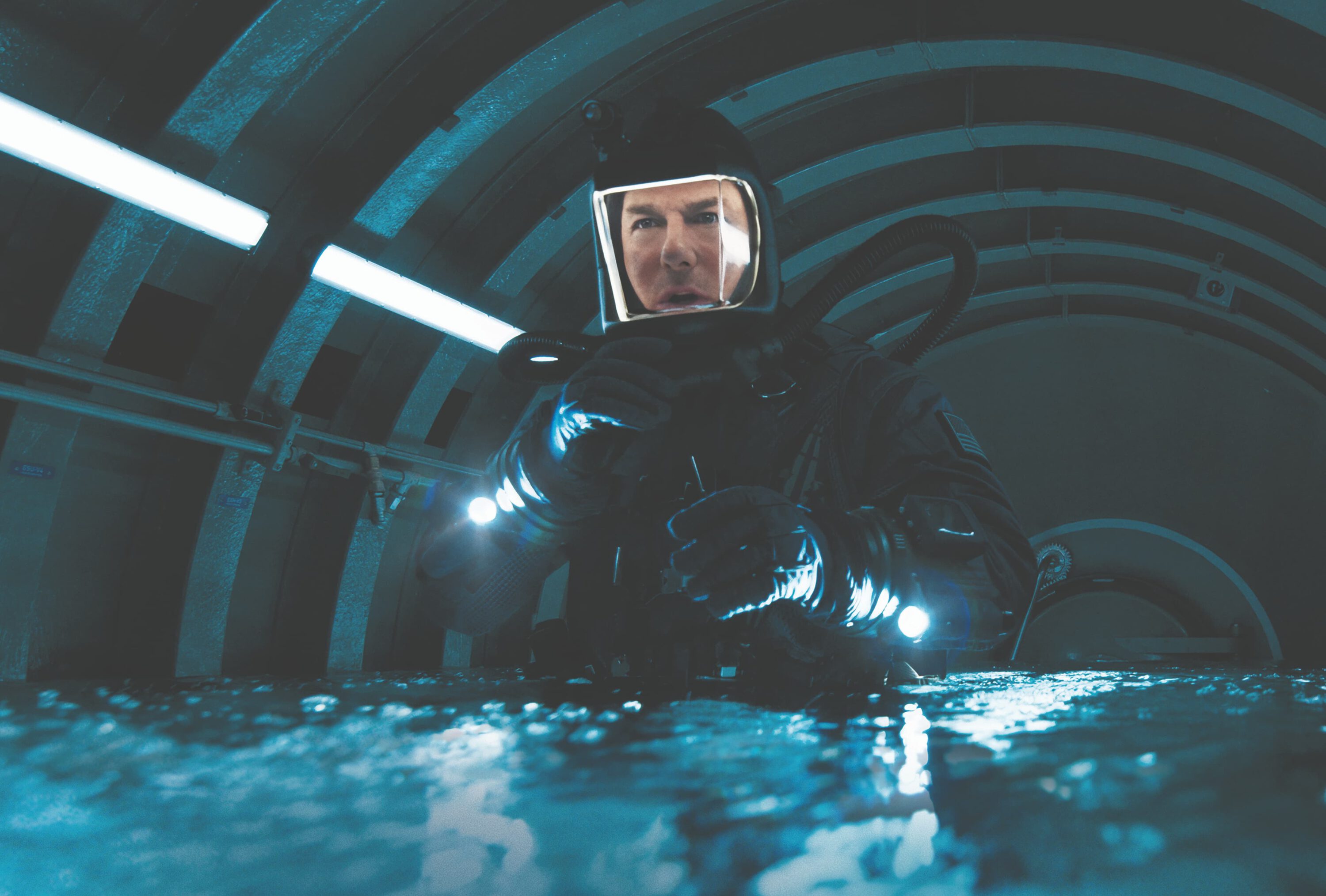 Ethan Hunt in Taucheranzug in Kammer, die sich mit Wasser füllt