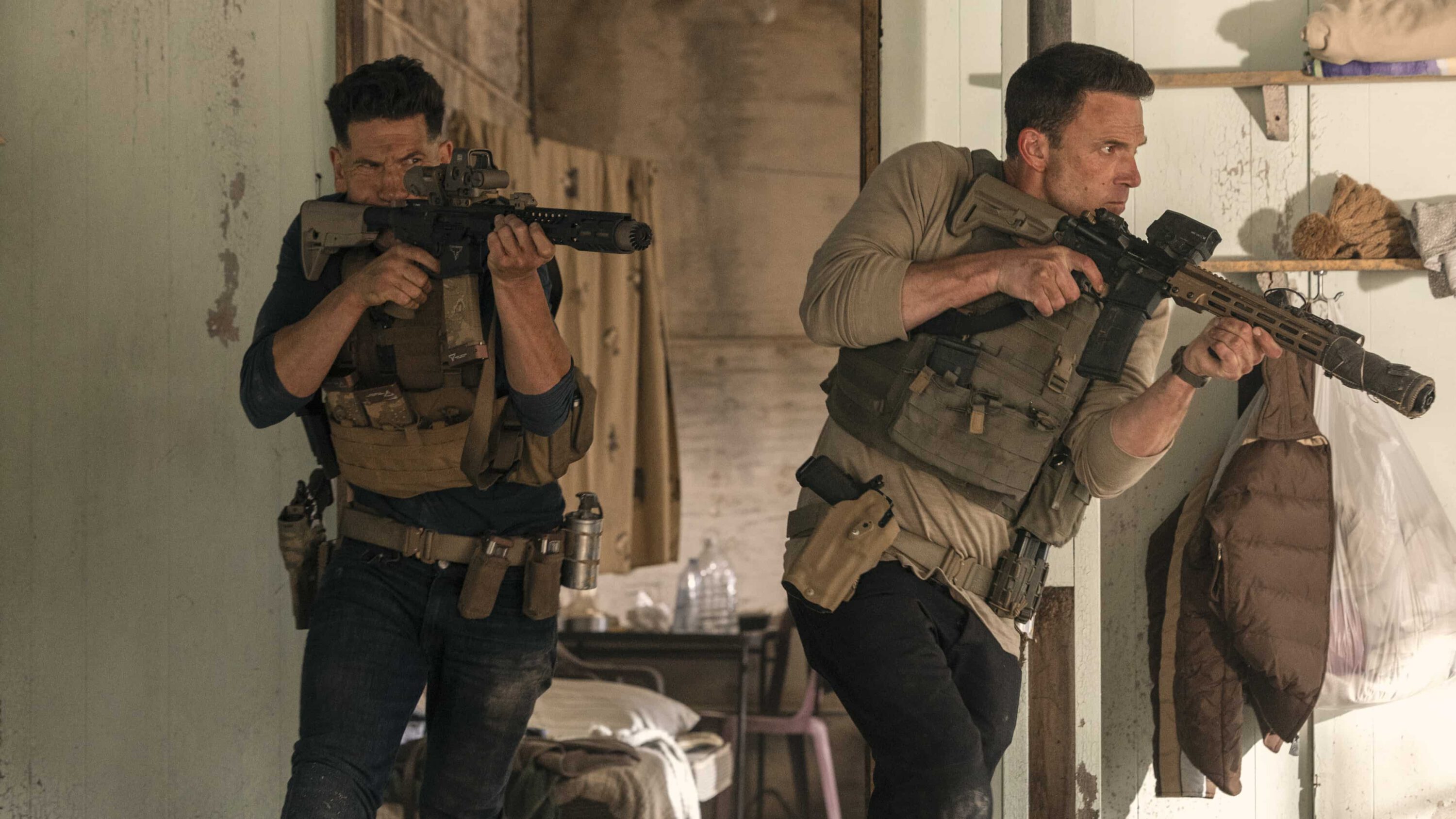 2 Männer mit Gewehren im Anschlag stürmen einen Raum