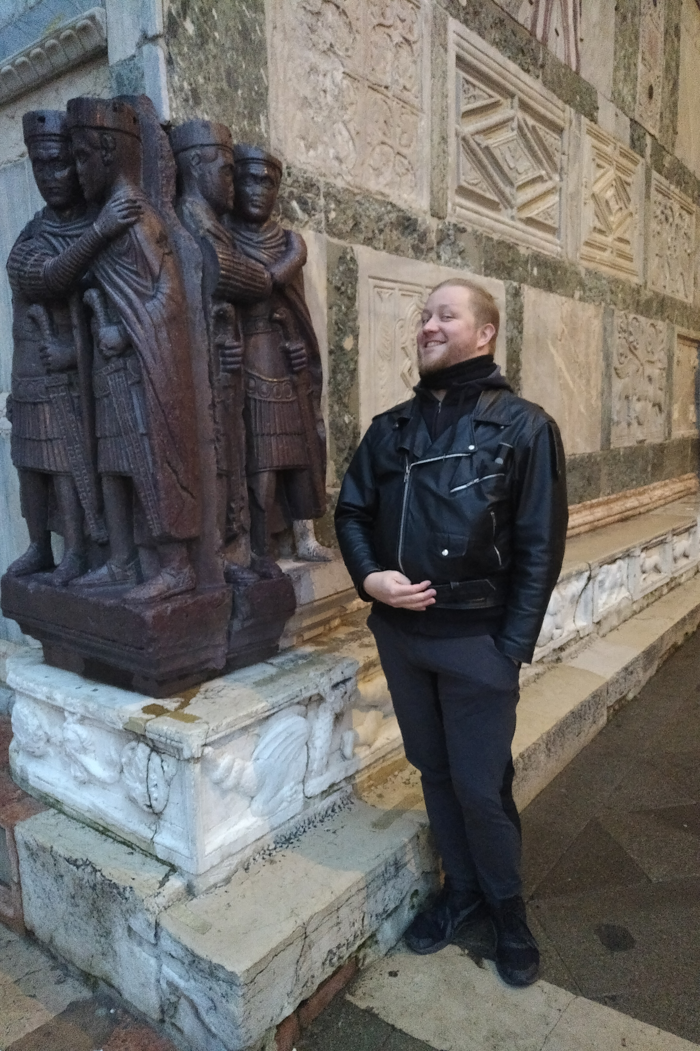 Michael in Venedig, vor der aus Byzanz geklauten Tetrachenfigur