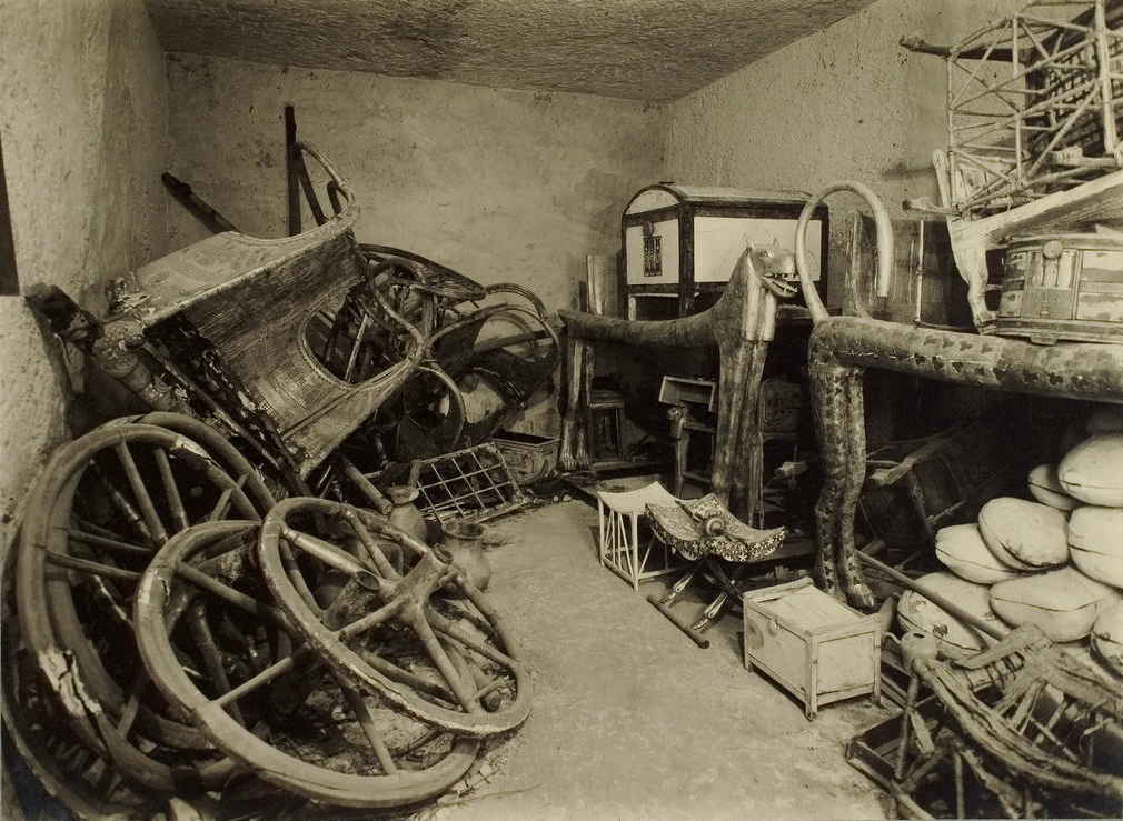 Harry Burton: *Tutankhamun tomb photographs - Die Vorkammer* 