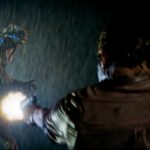 Dino springt auf Mensch zu, der mit Pistole schießt