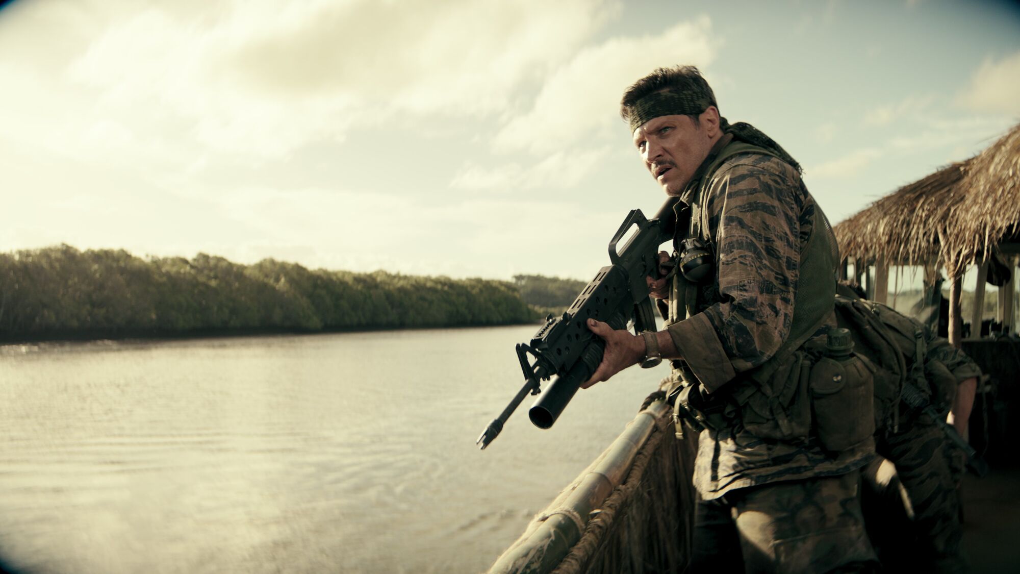 Soldat mit Gewehr auf Boot auf Fluss